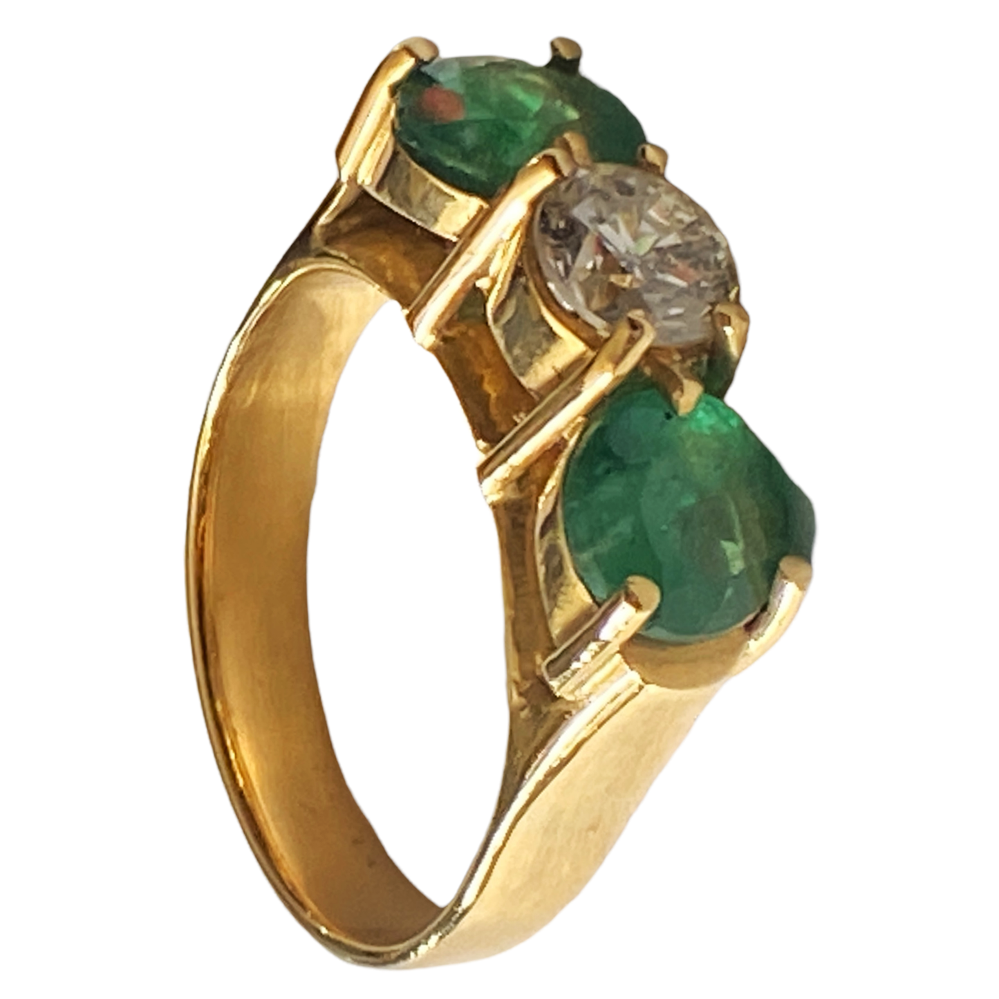 #4866 Superb 18k  Diamond and Emerald three stones Ring Size 8.5